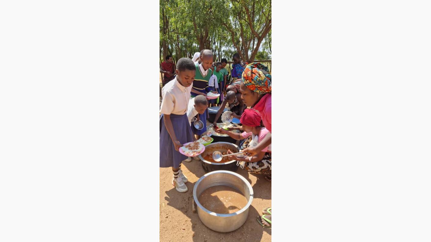 Şcoala din satul Ipwasi, în noi straie