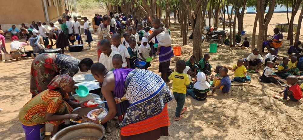 Şcoala din satul Ipwasi, în noi straie