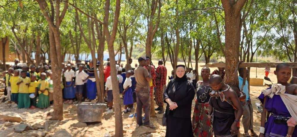 Şcoala din satul Ipwasi, în noi straie