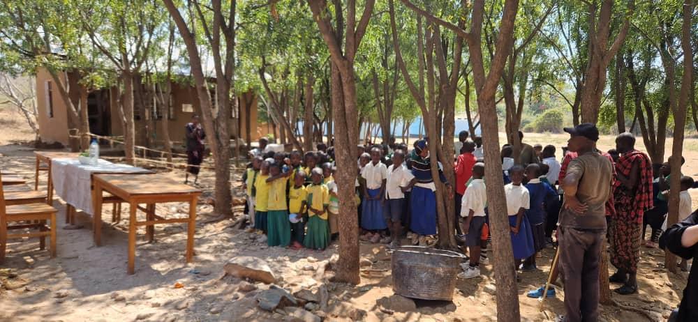 Şcoala din satul Ipwasi, în noi straie