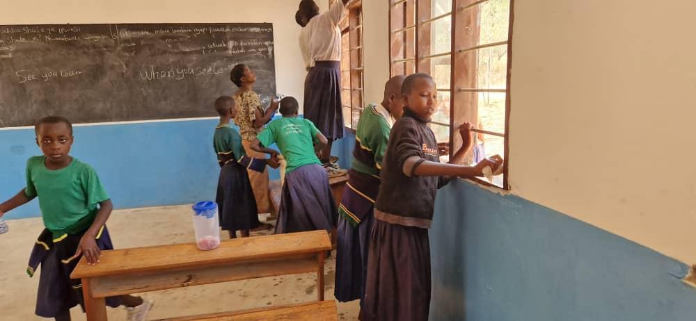 Şcoala din satul Ipwasi, în noi straie