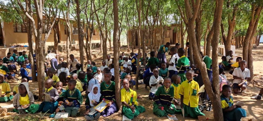 Şcoala din satul Ipwasi, în noi straie