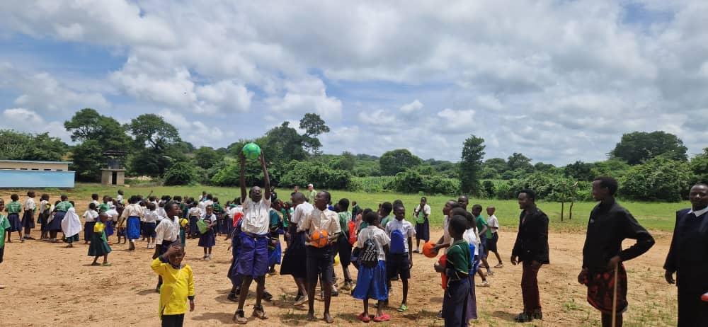 Papuci și uniforme pentru școală – în vizită la Ipwasi
