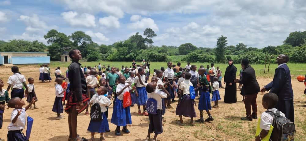 Papuci și uniforme pentru școală – în vizită la Ipwasi