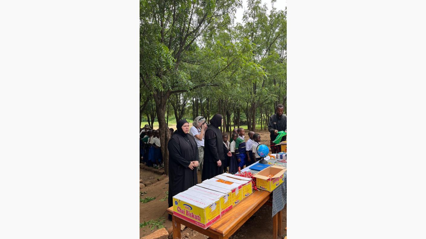 Papuci și uniforme pentru școală – în vizită la Ipwasi