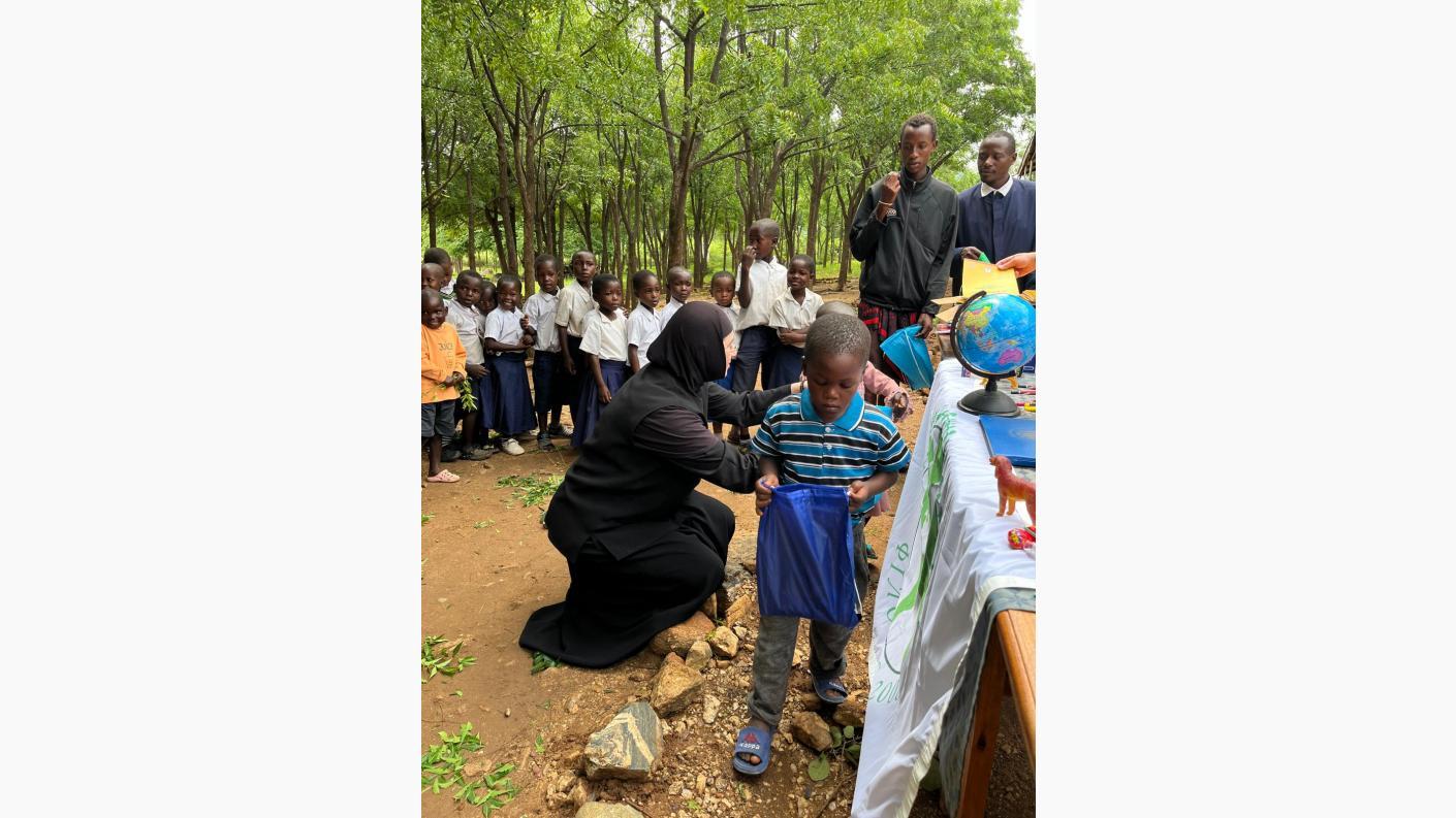 Papuci și uniforme pentru școală – în vizită la Ipwasi