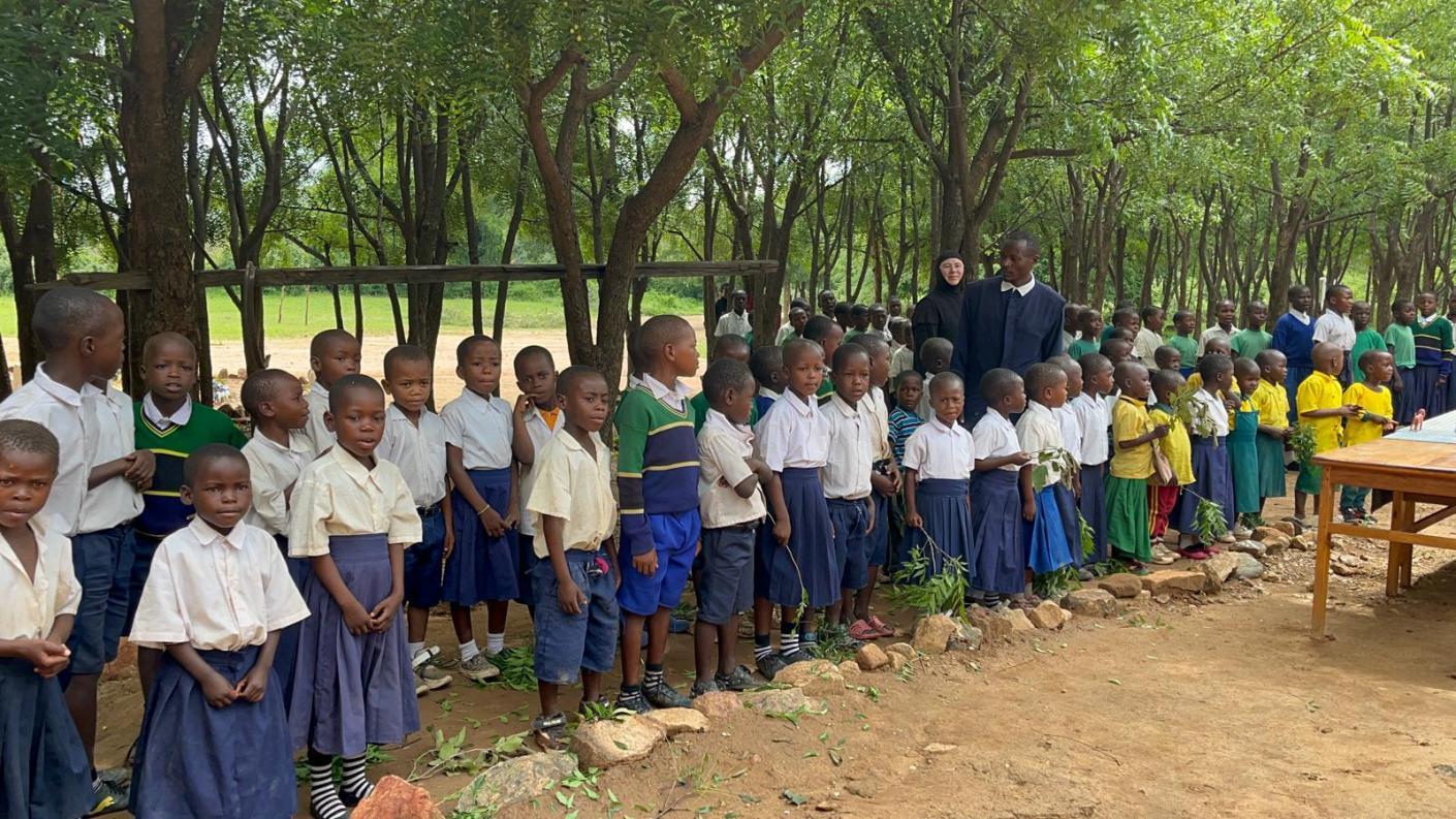 Papuci și uniforme pentru școală – în vizită la Ipwasi