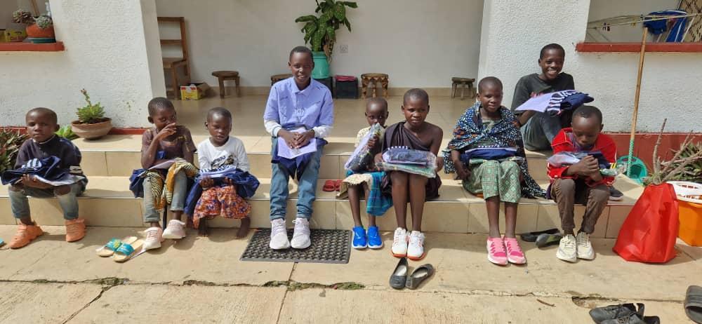 Papuci și uniforme pentru școală – la Kidamali, Tanznia