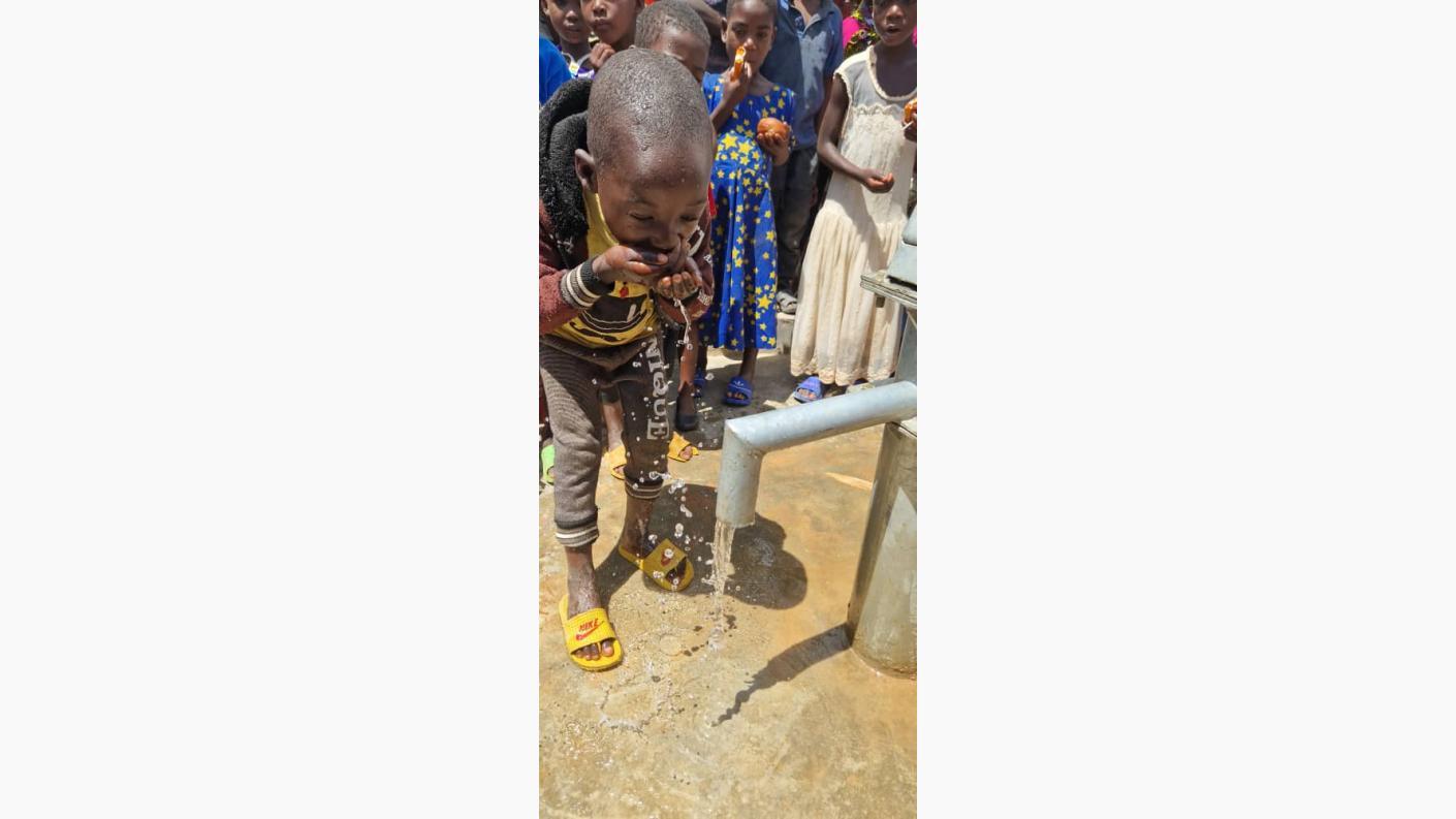 Curge prin țevi aur curat – Fântâna satului Mkombe