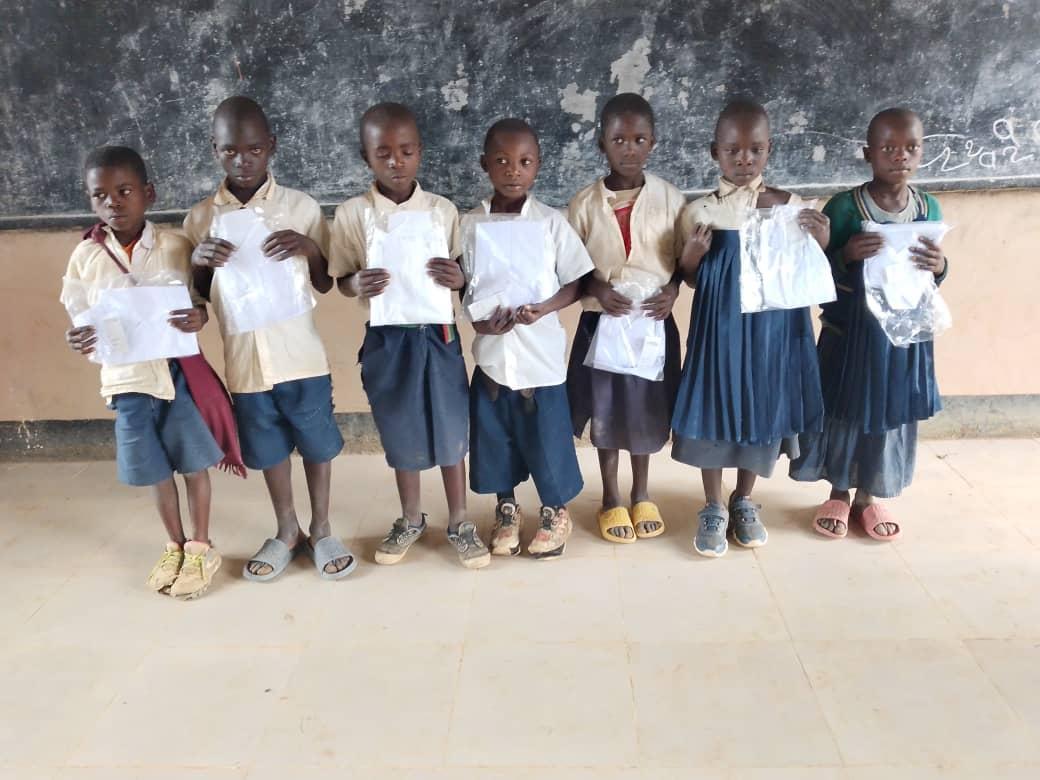 Uniforme pentru copiii din Ibogo