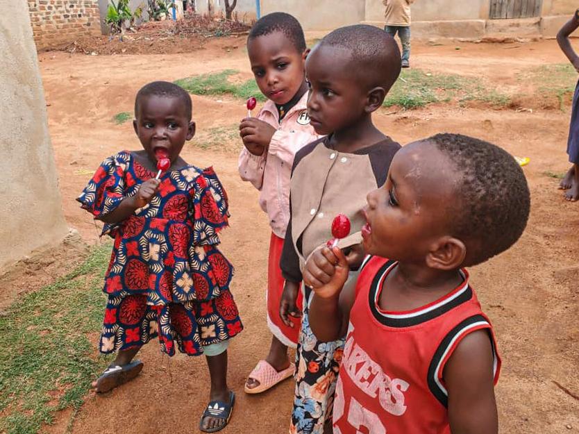 Daruri de Crăciun pentru 30 de familii din satul Nyamihuu