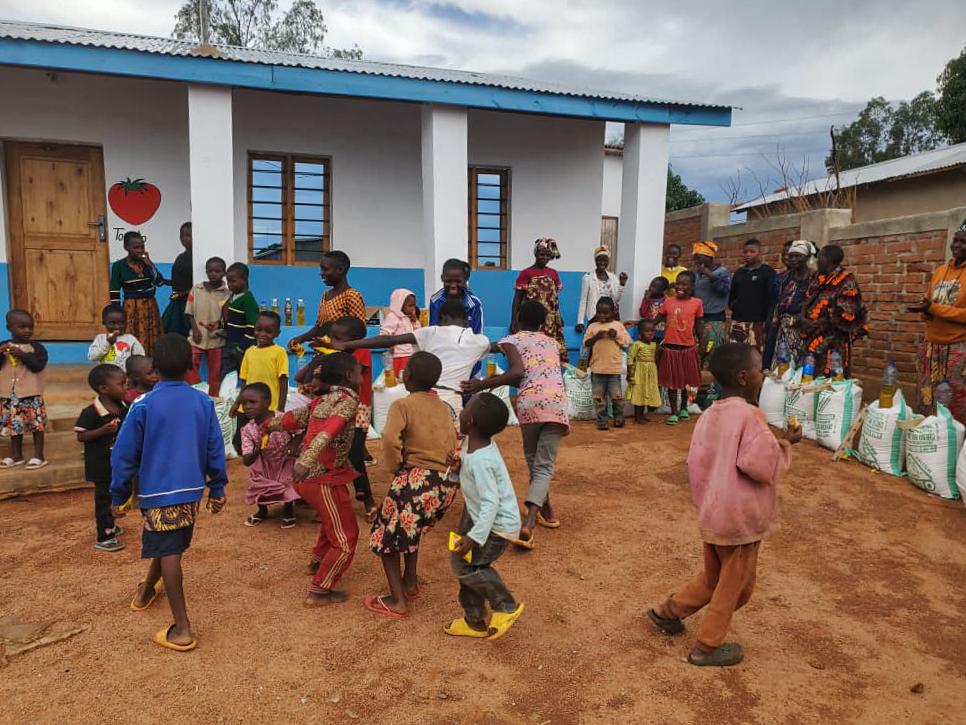 Daruri de Crăciun pentru 30 de familii din satul Nyamihuu