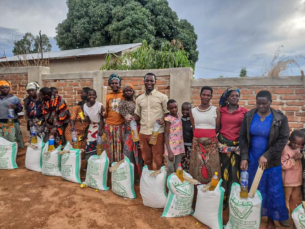 Daruri de Crăciun pentru 30 de familii din satul Nyamihuu