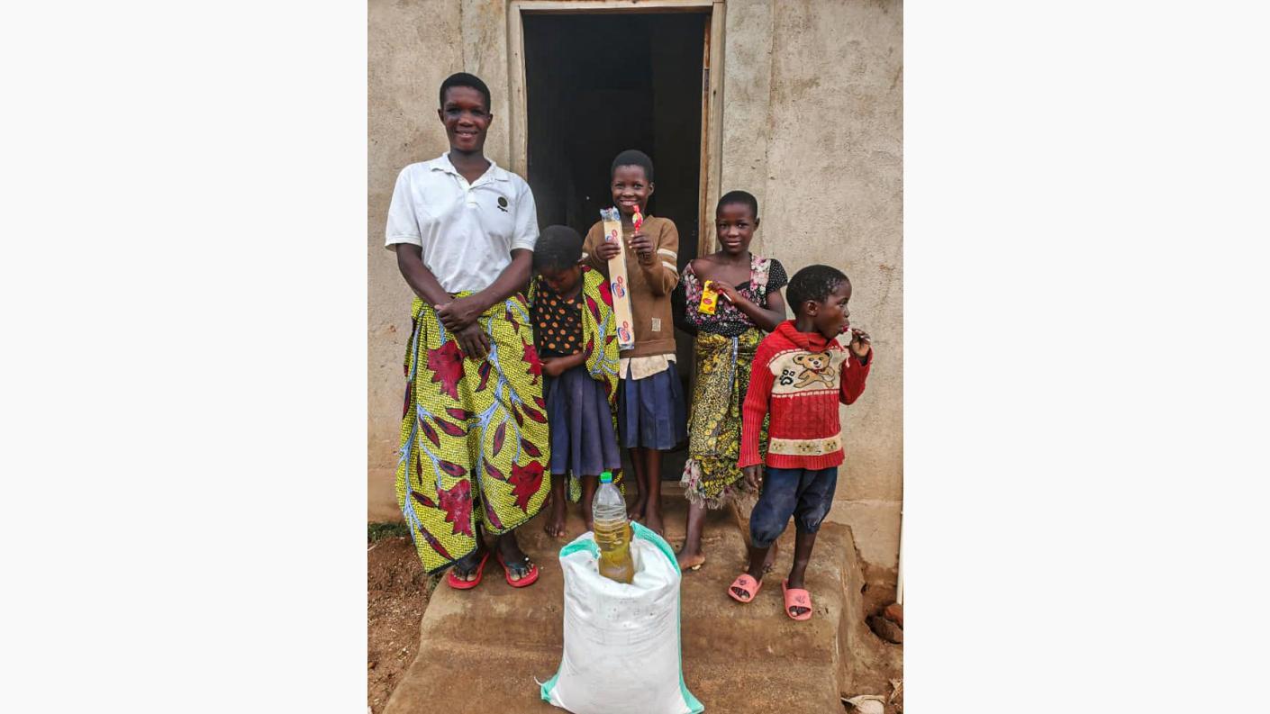 Daruri de Crăciun pentru 30 de familii din satul Nyamihuu