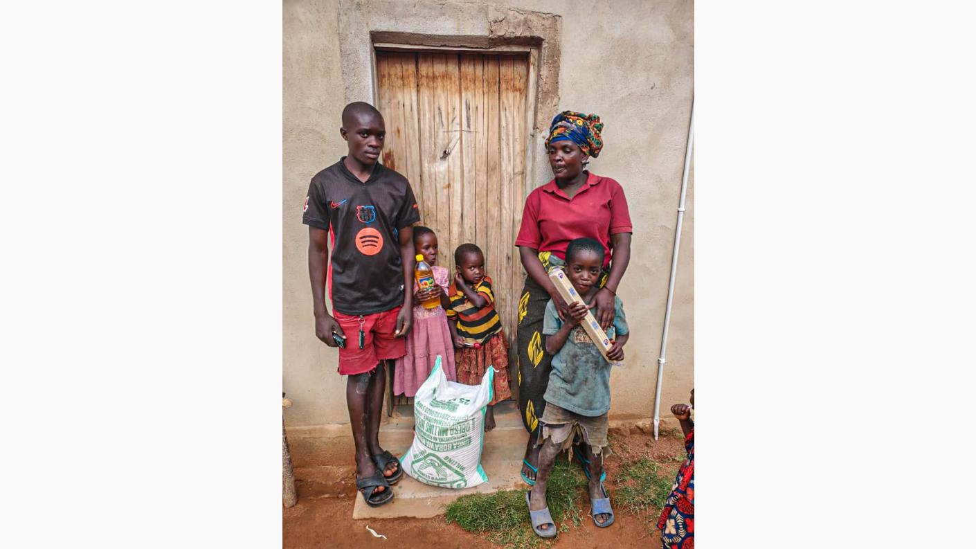 Daruri de Crăciun pentru 30 de familii din satul Nyamihuu