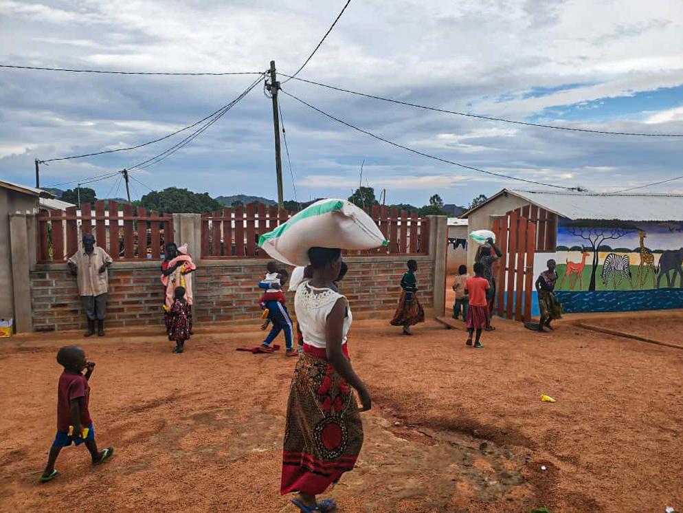 Daruri de Crăciun pentru 30 de familii din satul Nyamihuu