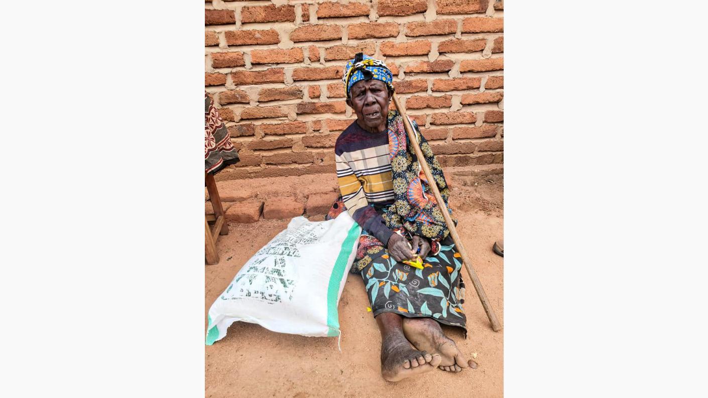 Bucurie la sac. Făină de porumb pentru familiile din cătunul Mbumi