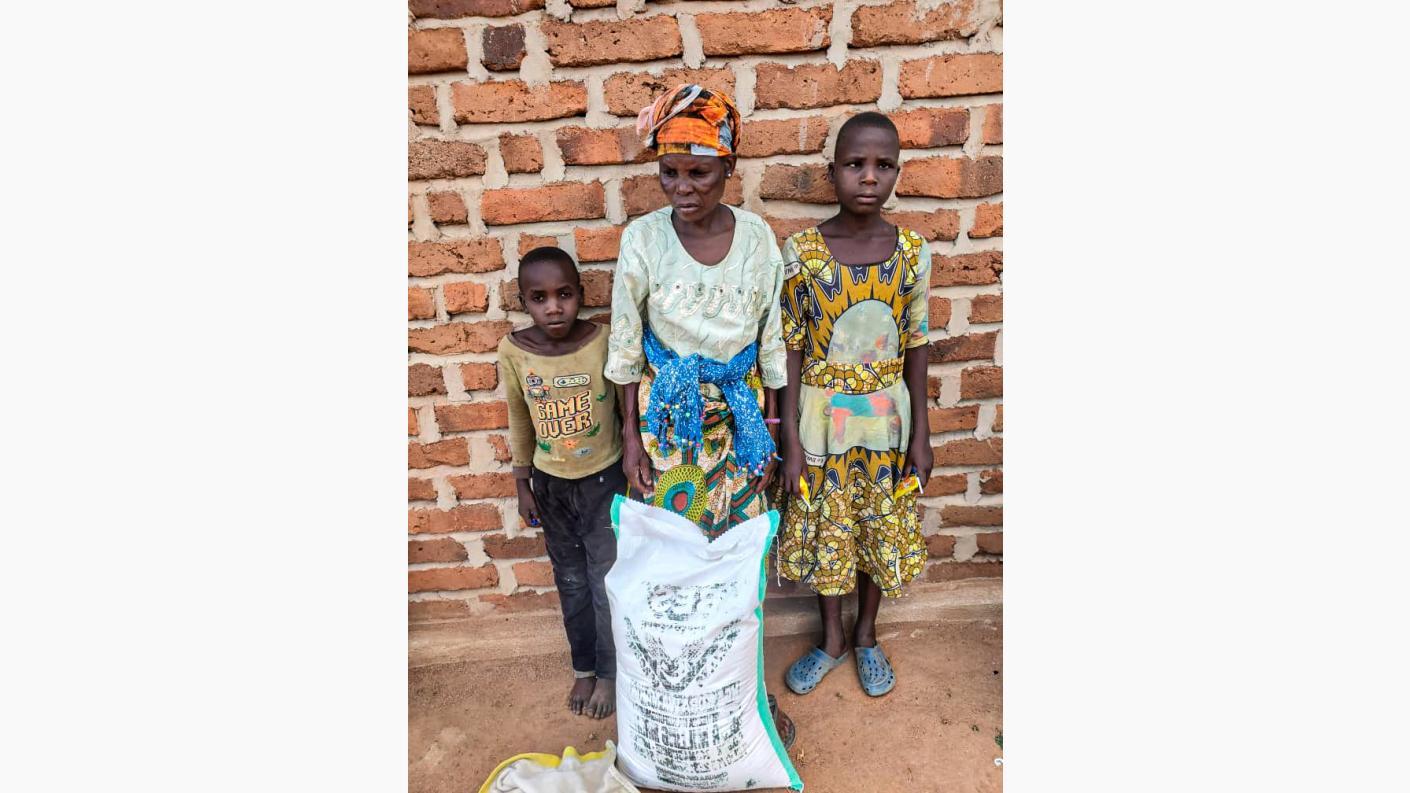 Bucurie la sac. Făină de porumb pentru familiile din cătunul Mbumi