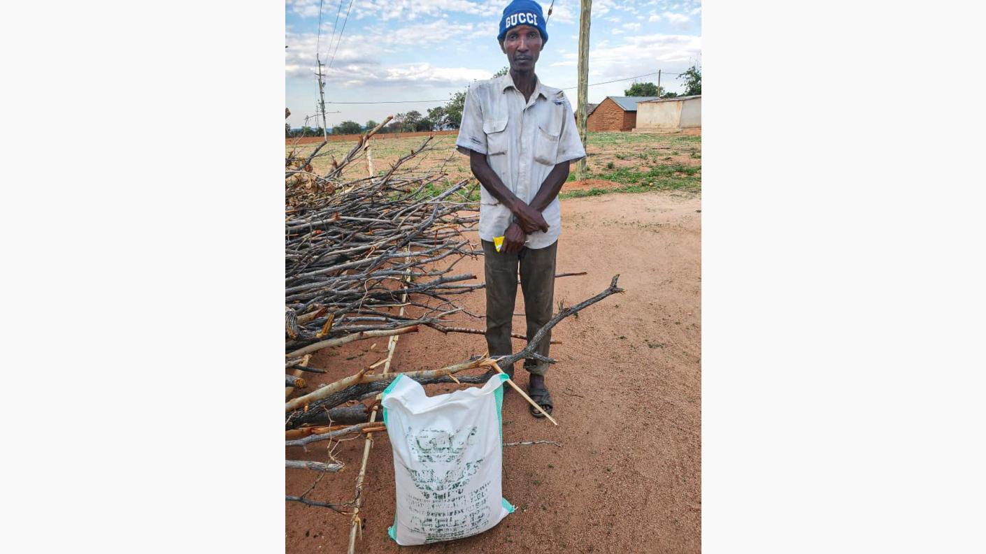 Bucurie la sac. Făină de porumb pentru familiile din cătunul Mbumi