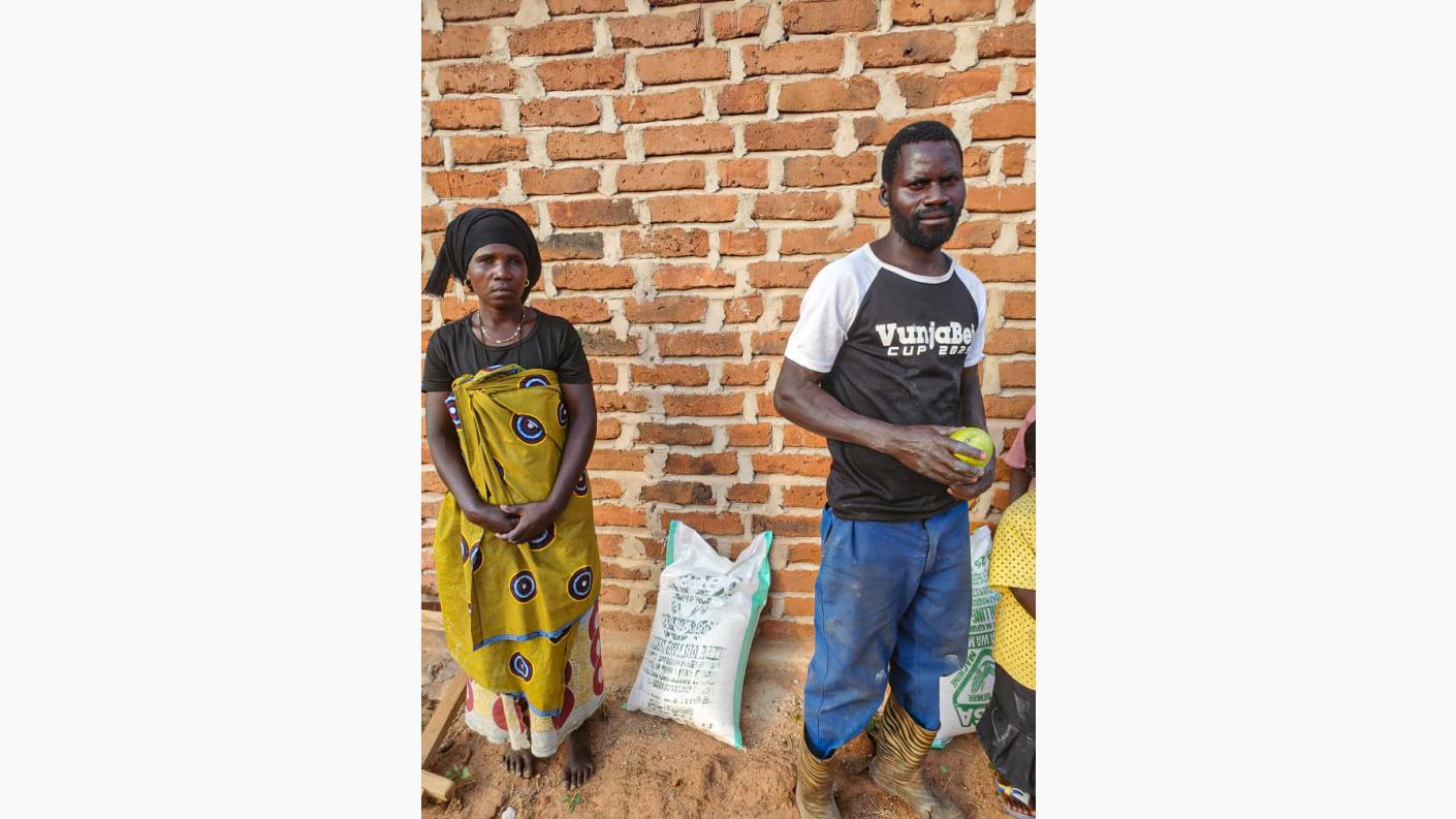 Bucurie la sac. Făină de porumb pentru familiile din cătunul Mbumi