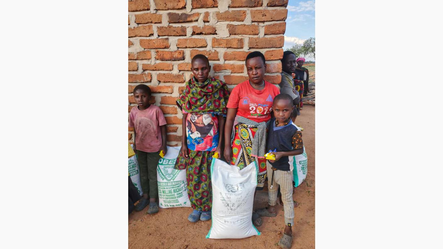 Bucurie la sac. Făină de porumb pentru familiile din cătunul Mbumi