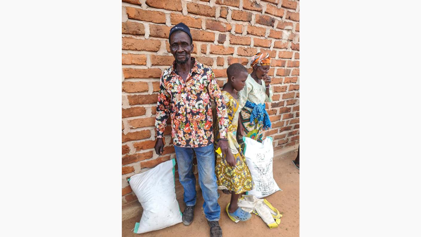 Bucurie la sac. Făină de porumb pentru familiile din cătunul Mbumi