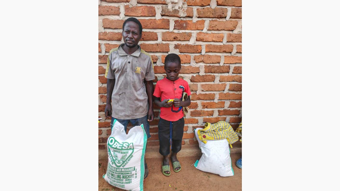 Bucurie la sac. Făină de porumb pentru familiile din cătunul Mbumi