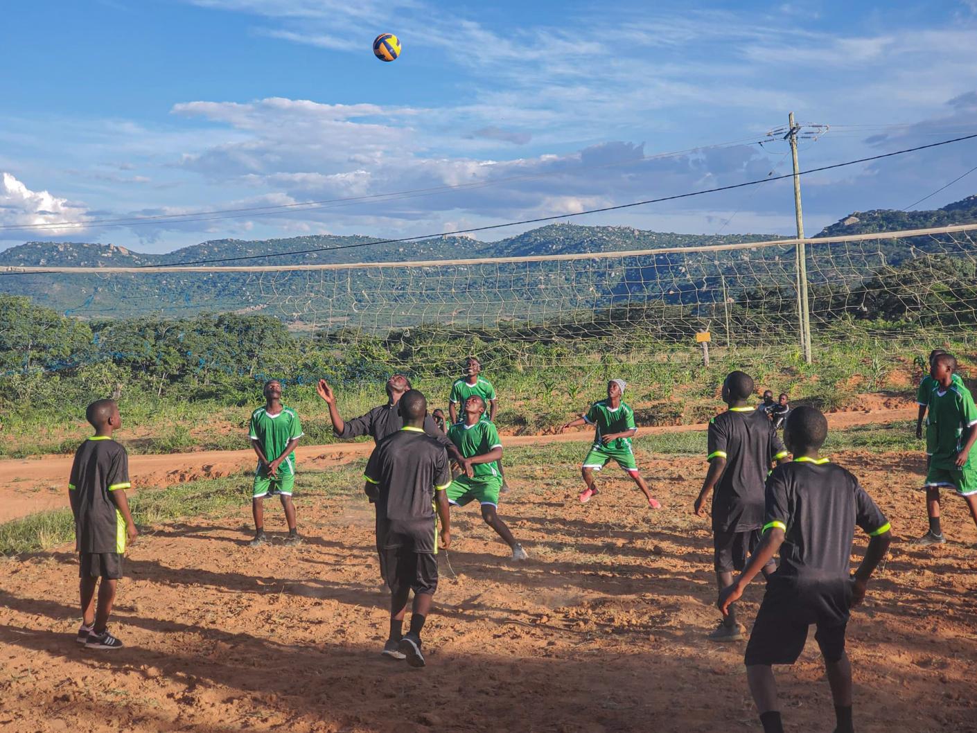 Liceul „Dimitrios” din Magubike – locul unde școala începe cu o sapă