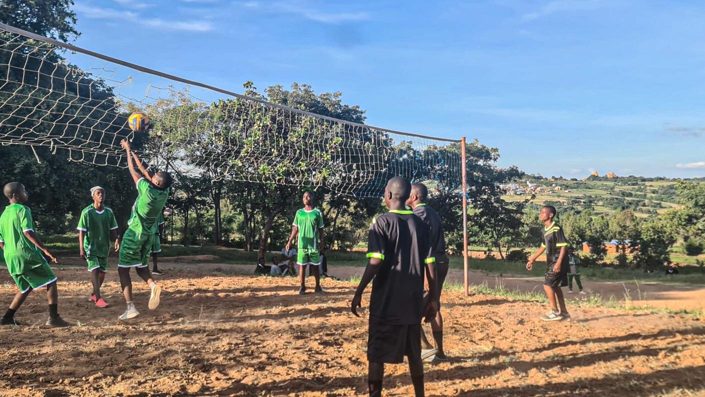 Liceul „Dimitrios” din Magubike – locul unde școala începe cu o sapă