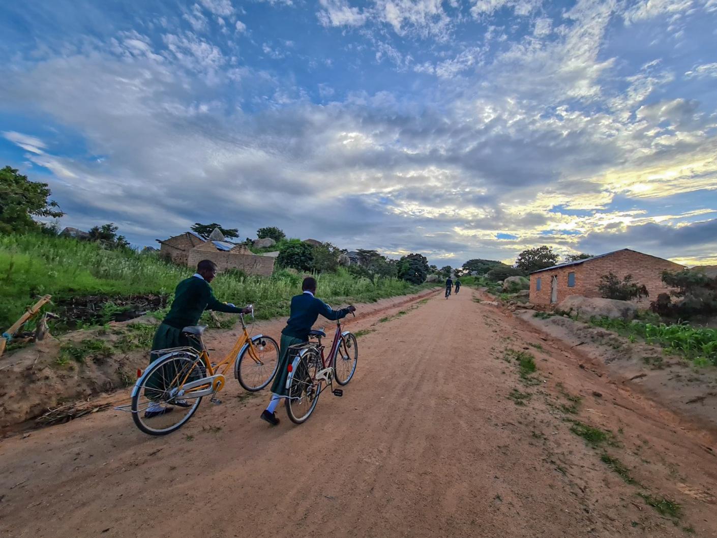 Liceul „Dimitrios” din Magubike – locul unde școala începe cu o sapă