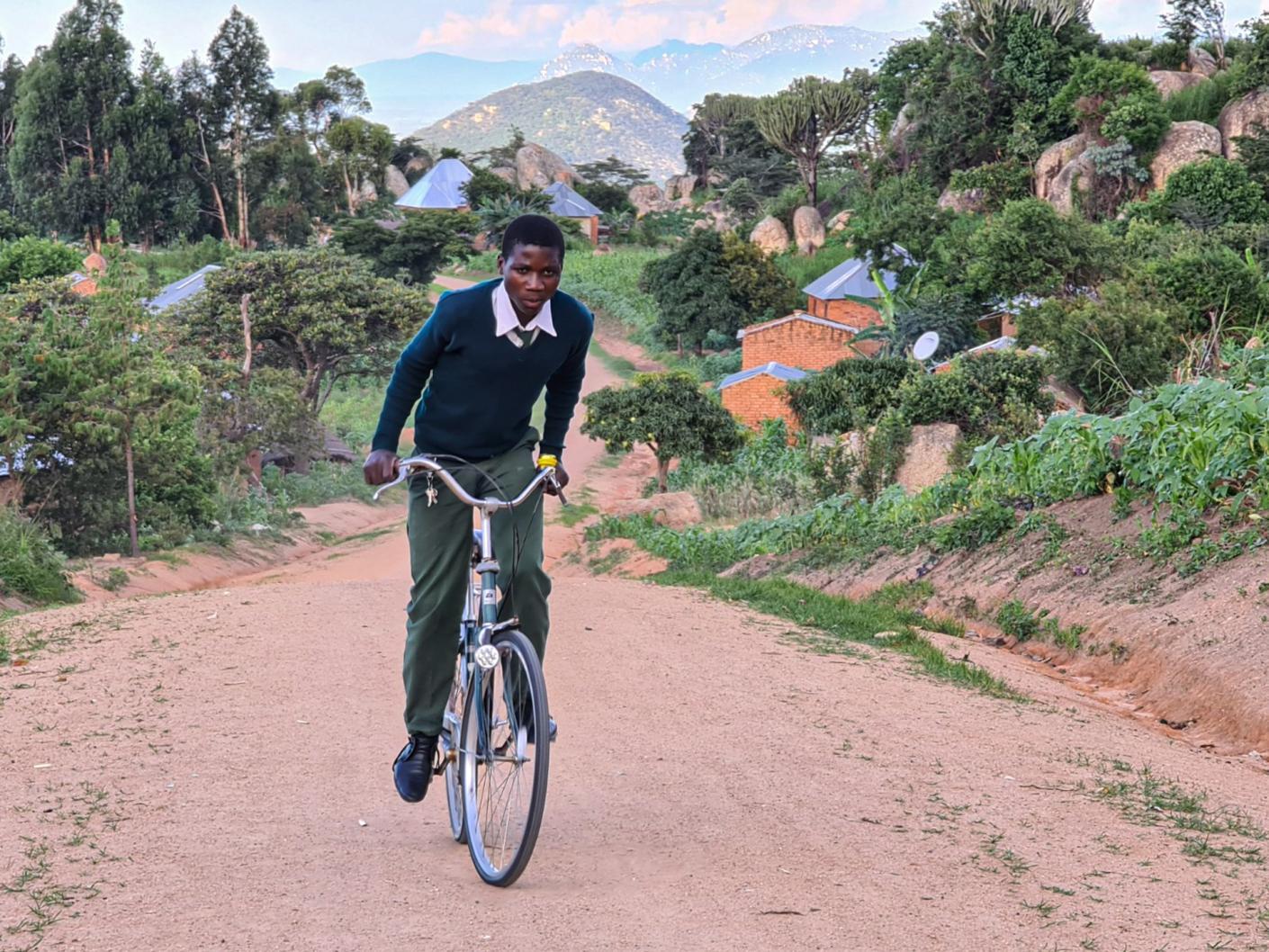 Liceul „Dimitrios” din Magubike – locul unde școala începe cu o sapă