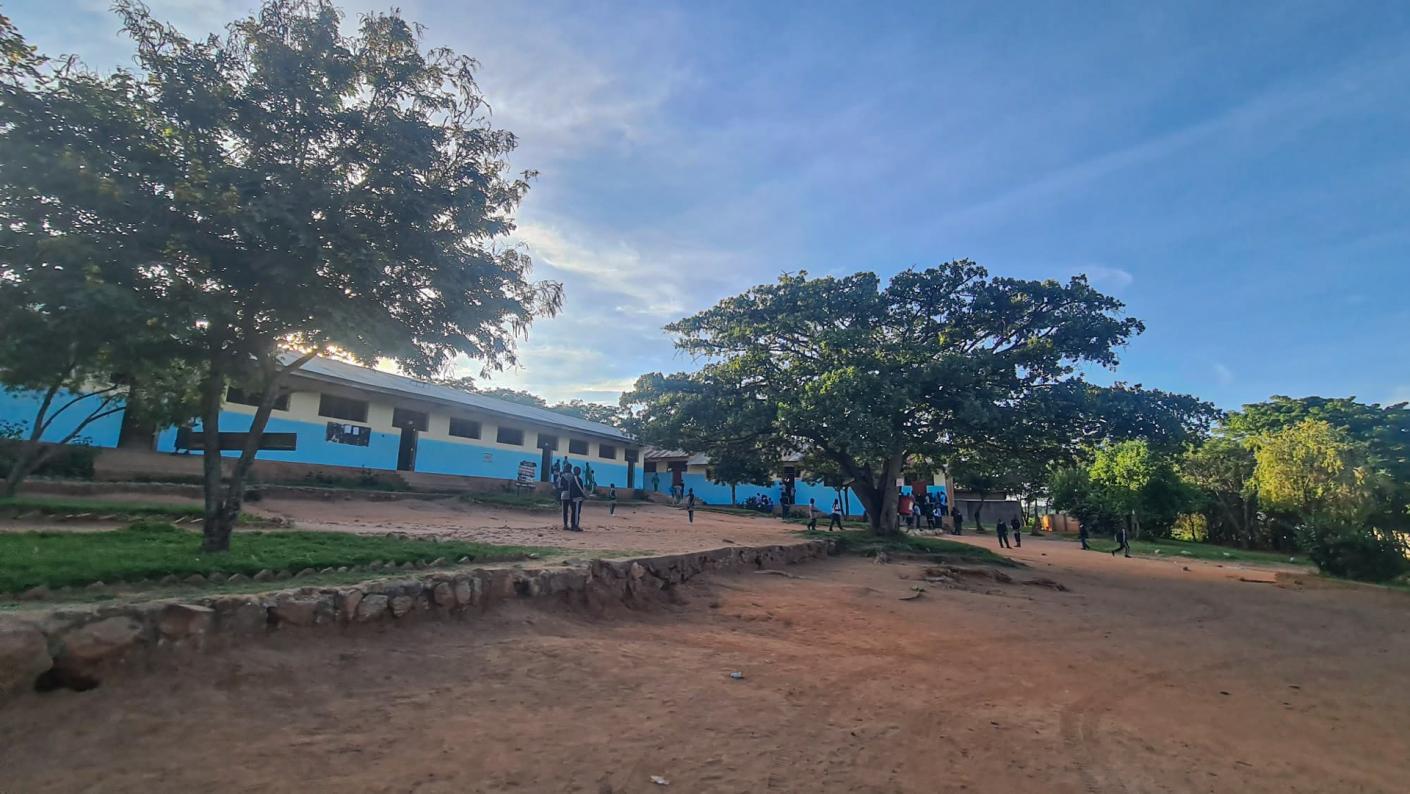 Liceul „Dimitrios” din Magubike – locul unde școala începe cu o sapă