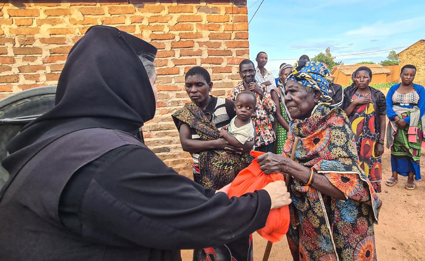 În vizită la casele din satul Mbumi