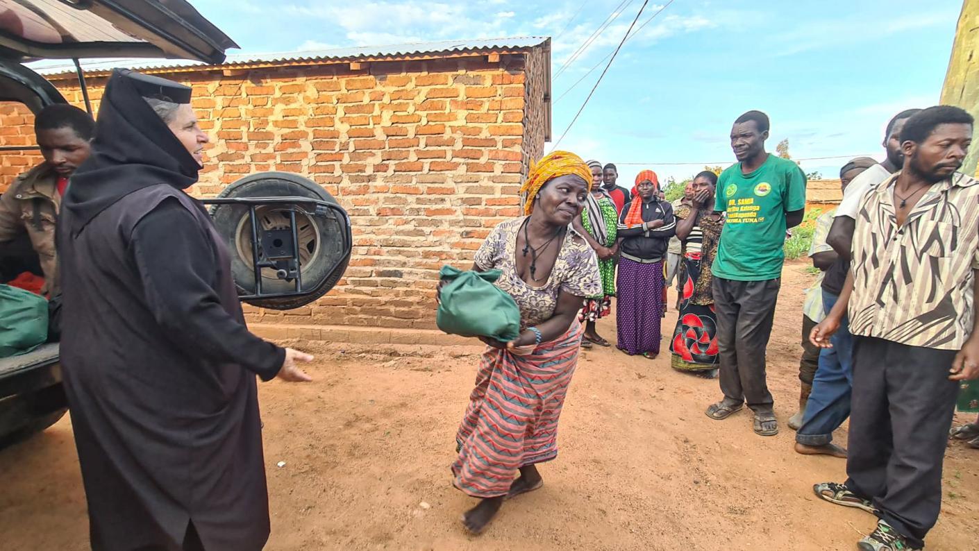 În vizită la casele din satul Mbumi