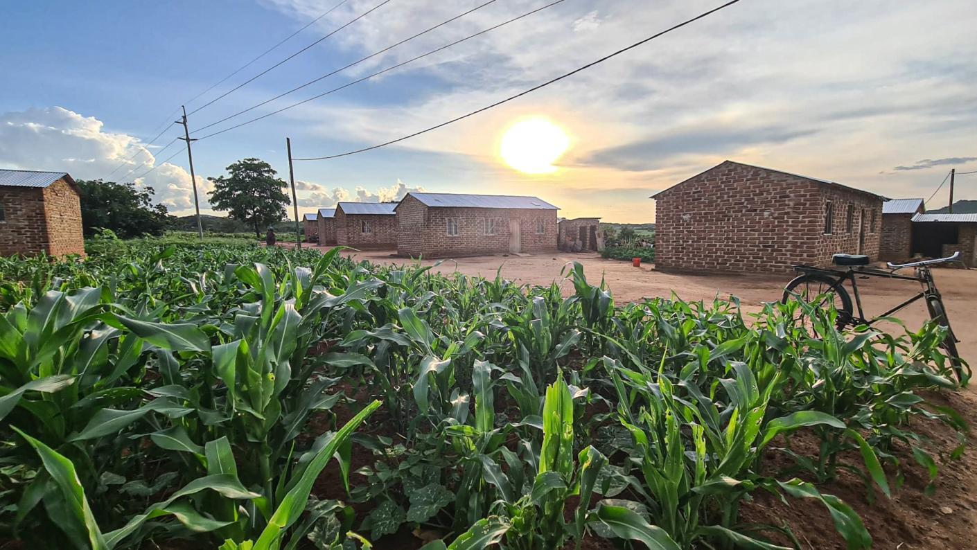 În vizită la casele din satul Mbumi