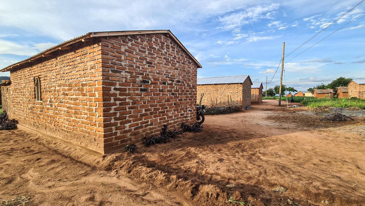 În vizită la casele din satul Mbumi