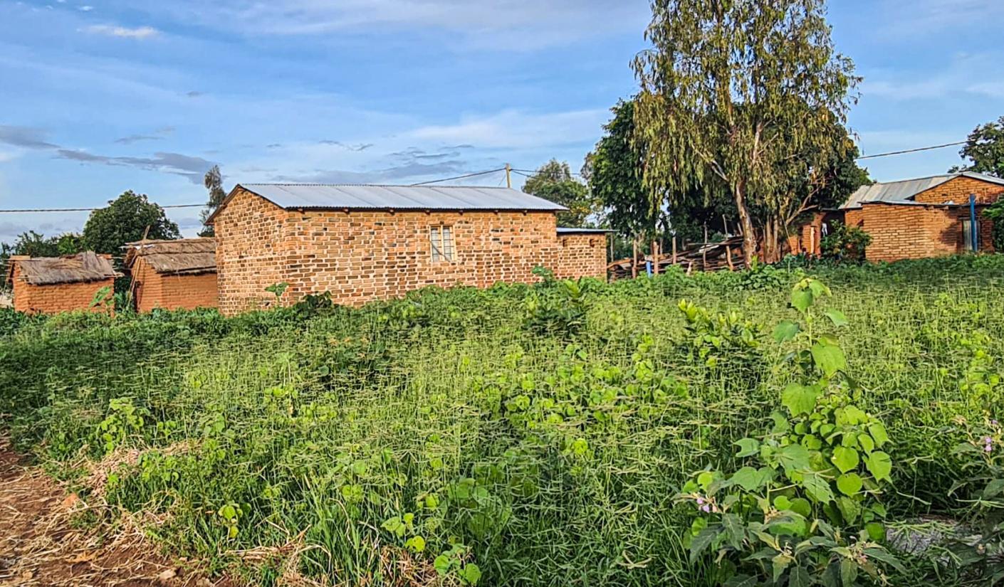 În vizită la casele din satul Mbumi