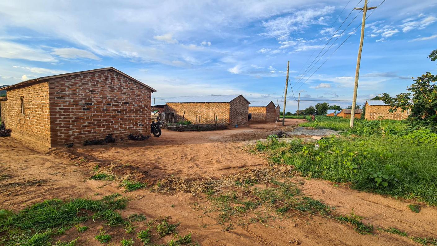 În vizită la casele din satul Mbumi