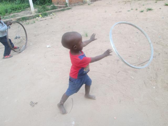 Copiii fără jucării. Sau cum arată copilăria în Tanzania