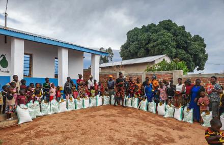 Daruri de Crăciun pentru 30 de familii din satul Nyamihuu