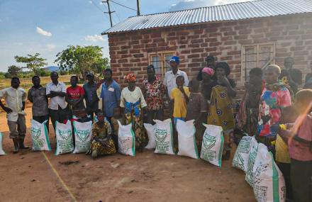 Bucurie la sac. Făină de porumb pentru familiile din cătunul Mbumi