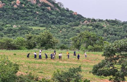 Liceul „Dimitrios” din Magubike – locul unde școala începe cu o sapă
