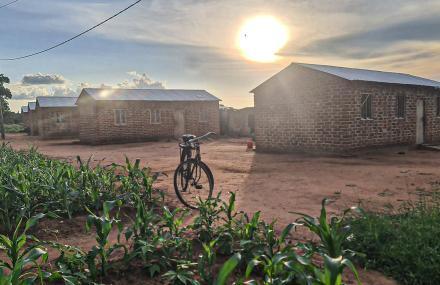 În vizită la casele din satul Mbumi